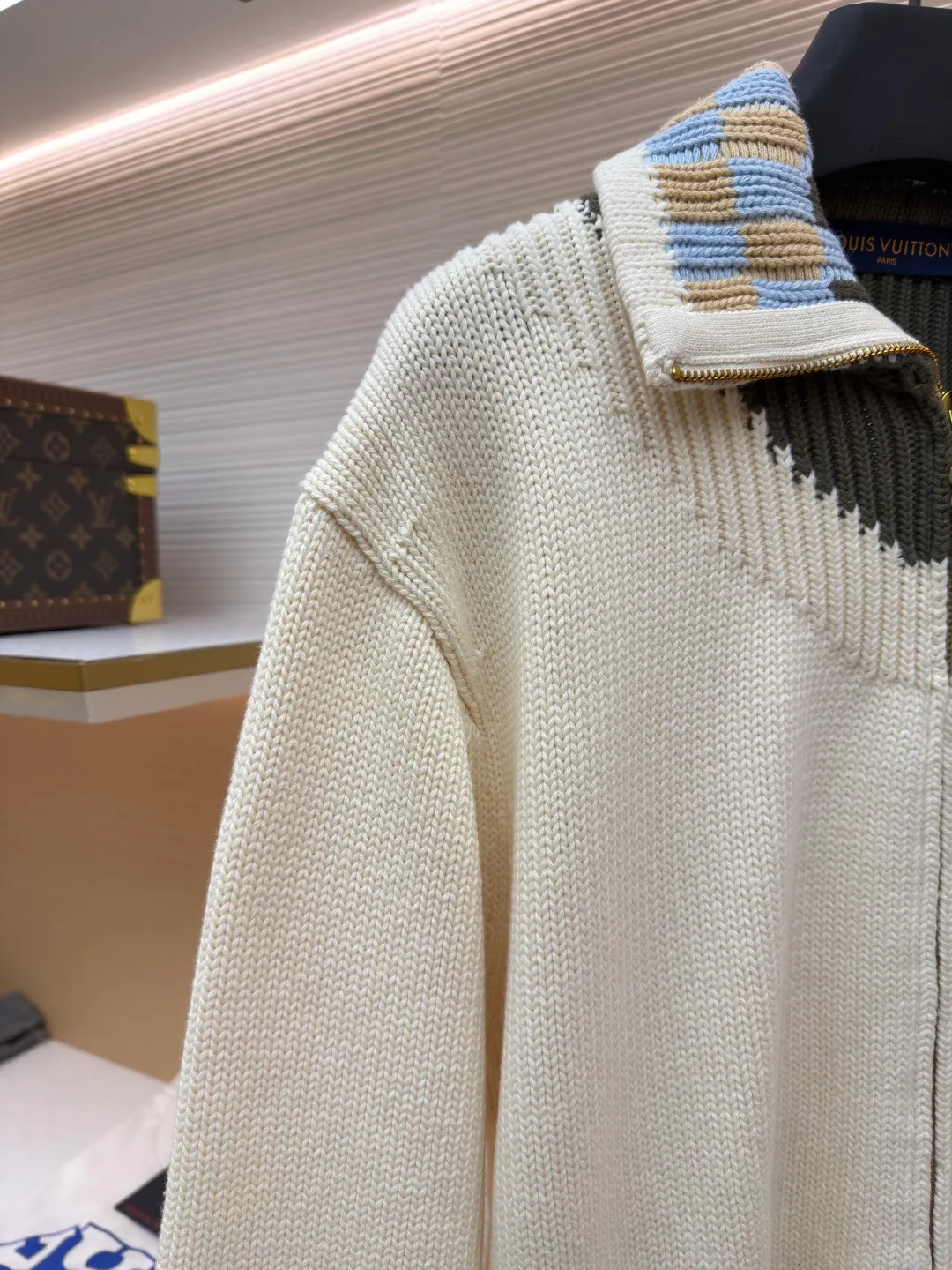 LOUIS VUITTON letter badge iridescent color-blocking knitted tunic jacket ●Original version: purchased and developed for 23600 ●Item number: 1682240-B65 ●Fabric: wool blended fabric ●Technology: knitted ●Color: off-white ●Version: fitted version ●Weight: about 1340 grams ●Size: S-M-L-XL ●Description: This off-white knitted zipper cardigan is made of Australian merino wool blended worsted yarn and uses a coarse needle plain weave process. The fabric texture is full and three-dimensional, with a soft touch and excellent warmth retention. The yarn has been treated with anti-pilling treatment to prevent pilling after long-term wear. The neckline is spliced ​​with contrasting striped ribs, which are made using yarn-dyed jacquard technology. The pattern has distinct colors and does not fade. The placket is equipped with a customized metal zipper, and the chain teeth are polished and electroplated, making it smooth and anti-oxidation. The leather logo plate on the left side of the body is fixed by hand caulking, and the edges are neatly routed; the cuffs and hem are edged with high-elastic ribs to keep them from becoming loose after long-term wear. The overall design adopts a loose shoulder cut, and the seams between the shoulders and the body are seamlessly embedded and clipped. The stitching is smooth and has no foreign body feeling. The spacing of each stitch is precisely controlled, showing the ingenuity of high-end knitted clothing. The overall wiring is straight and delicate, the fabric is comfortable and soft, and the color is consistent without color difference. It can be matched with the same style to create a fashionable look and control various occasions. Customized accessories, complete with three standards, same style for men and women!